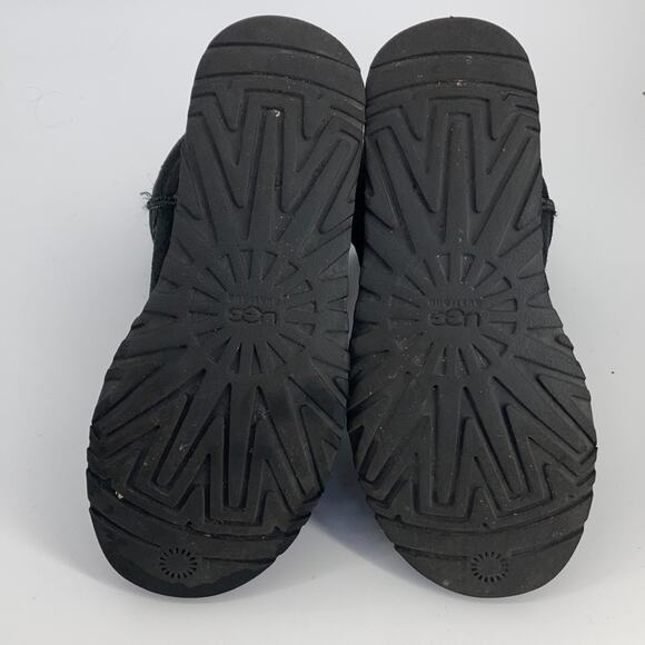 UGG Women's 6 Classic Black Short Boots Sheepskin Shearling - Picture 7 of 7